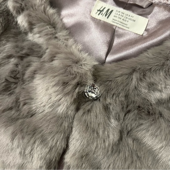 H&M grey faux fur soft jacket/cape / Size US 8-9Y - Picture 3 of 3